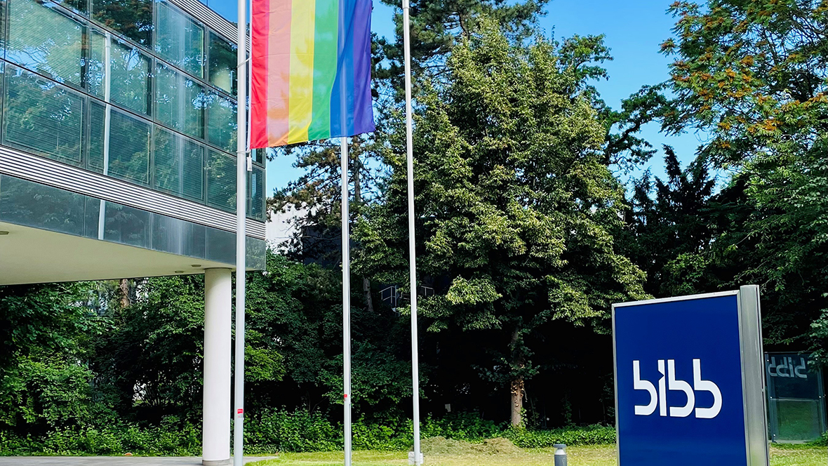 Teil des BIBB-Gebäudes mit einer Regenbogenflagge auf der linken Seite und dem BIBB-Logo auf der rechten