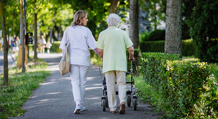 Pflege-Assistenz mit Patientin 