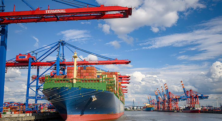 Containerschiff im Hafen 