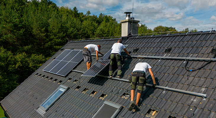 Montage einer Photovoltaikanlage auf Hausdach 