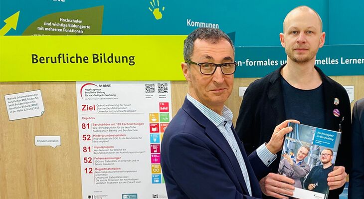 Bundesminister Cem Özdemir mit Moritz Ansmann auf der Didacta