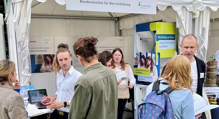 Menschen an einem Stand die sich unterhalten