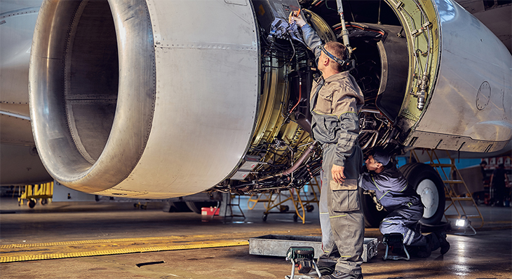 Flugzeugmechaniker bei der Arbeit an einem Flugzeug