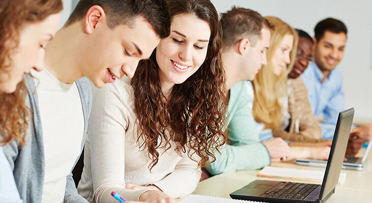 Schüler lernen gemeinsam in Schule