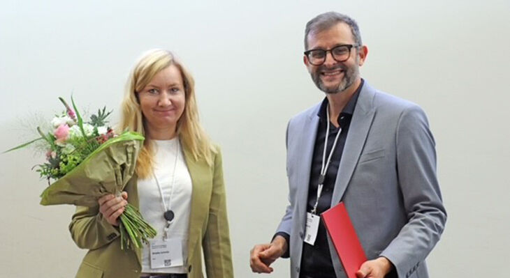 Wiebke Schmitz mit Blumen in der Hand bei der Preisübergabe