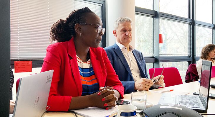 Esther Ndichu und Dr. Ralf Hermann bei einer Präsentation im Sitzungsraum