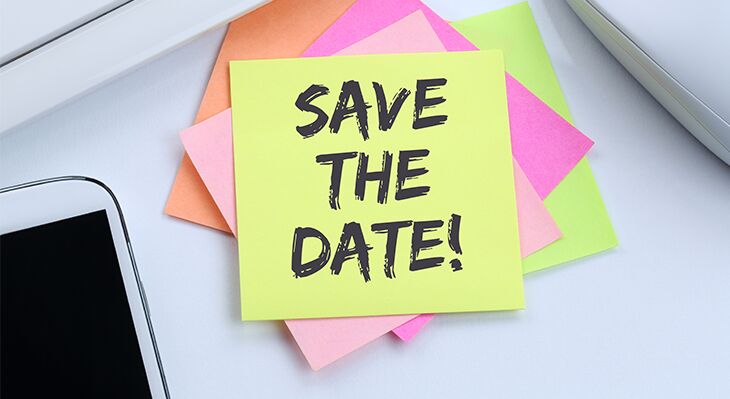 Tastatur mit einem gelben Post-It-Sticker mit der Aufschrift "SAVE THE DATE!"