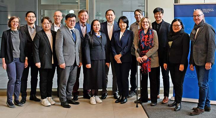 Gruppenfoto einer Delegation aus der Mongolei mit Kolleginnen und Kollegen aus dem BIBB