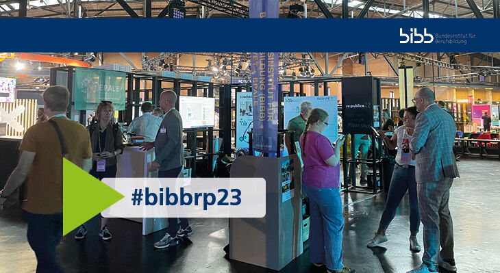 BIBB-Messestand auf der republica 2022 mit ein paar Leuten davor