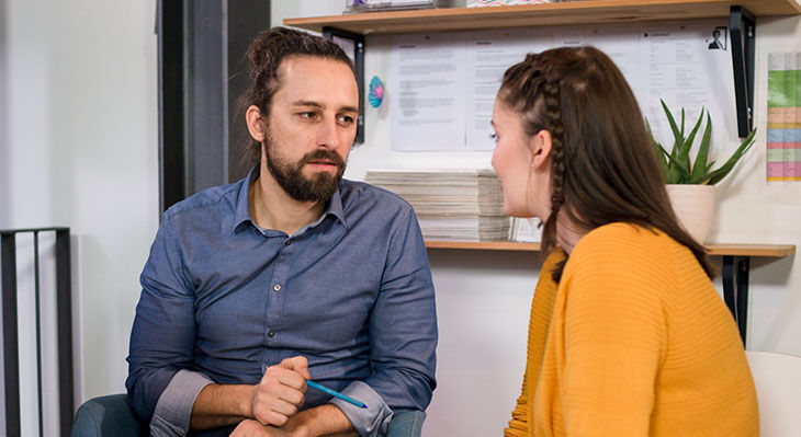 Ein Mann und eine Frau im Gespräch