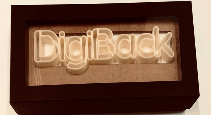 Weißer Schriftzug "Digi-Back" im schwarzen Rahmen 