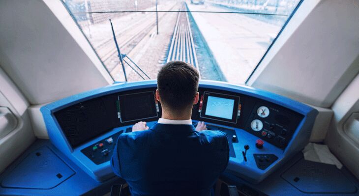 Zugcockpit mit sitzendem und fahrendem Zugführer