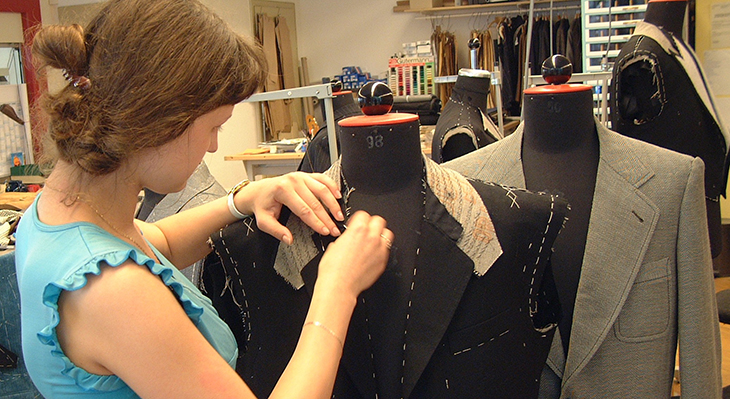 Tacking the collar of a jacket