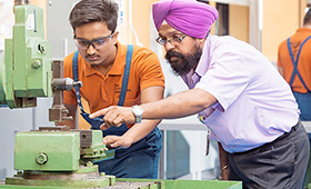 Ausbildung zu Schlossern und Elektrikern in Indien