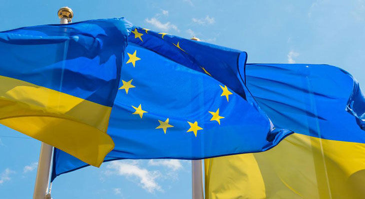 EU- und Ukraine-Flaggen im Wind