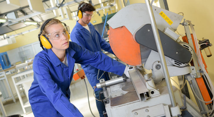 Frau bei der Arbeit mit Industriemaschinen