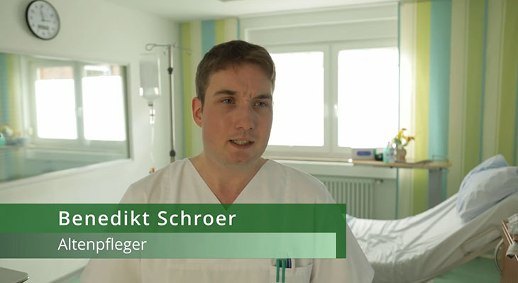 Benedikt Schroer in einem Krankenhauszimmer